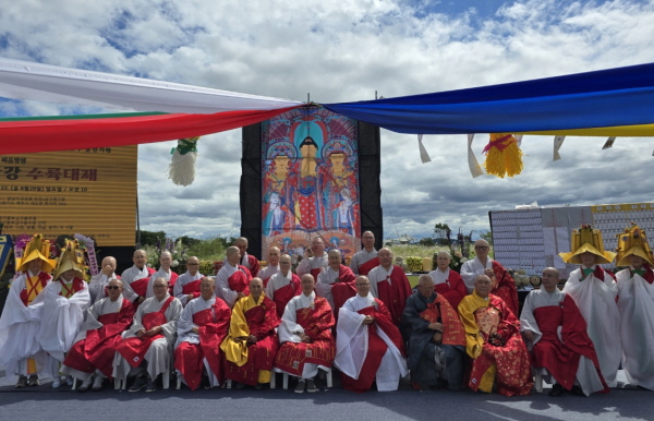 참석자들이 총무원장 상진 스님을 중심으로 전체 기념사진을 찍고 있다.