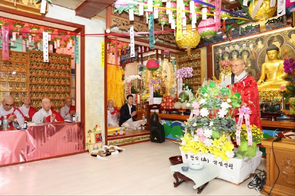 삼성선원 신중탱화 등 점안법회에서 강북교구 종무원장 성해 스님이 법문을 하고 있다.