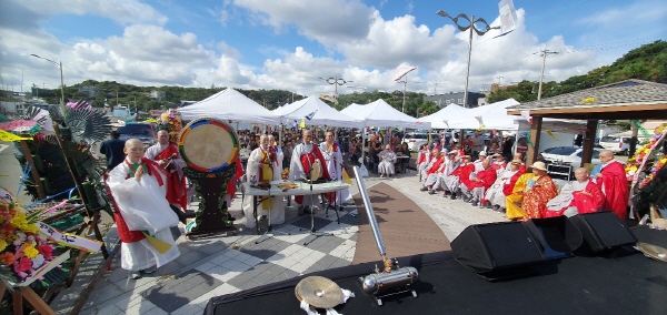 일운 스님이 이끄는 어산단이 바라작법을 펼치고 있다.