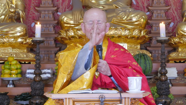 운경 종정 예하가 법문을 하고 있다.