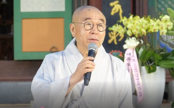 산사음악회에 참석한 스님들이 현판식을 마친 후 기념촬영을 하고 있다.