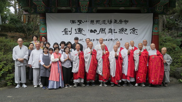 산사음악회에 참석한 종단 지도부와 교구 대덕 스님들이 현판식을 마친 후 기념촬영을 하고 있다.