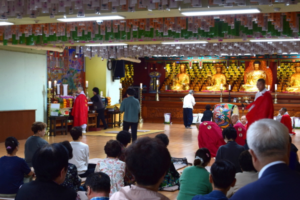 봉원사 합동다례가 10월 11일 중구절을 맞아 설법전에서 봉행되고 있다.