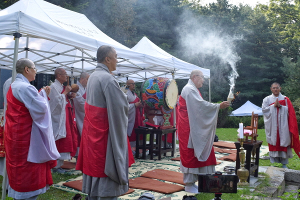 봉원사 갑진년 선조사 다례식에서 주지 현성 스님이 소지를 올리고 있다.