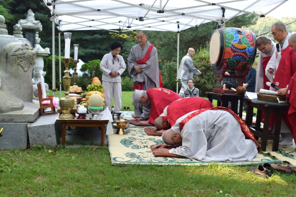 봉원사 선조사 다례식에서 스님들이 큰절을 올리고 있다.