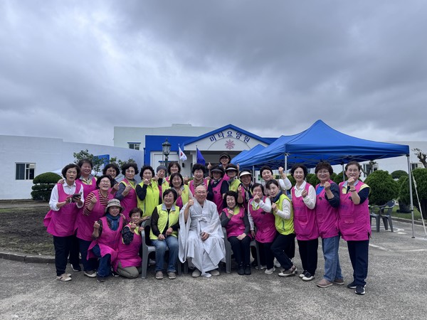 녹색나눔숲 조성을 완료하며 참석자 내외빈이 축하의 테이프 컷팅을 하고 있다.