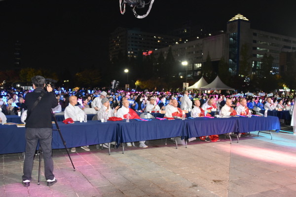 일산문화광장에 마련된 공연장 객석이 빈 자리 없이 가득 채워진 가운데 태고문화축제가 진행되고 있다.
