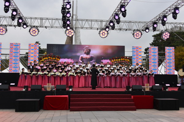 태고종 5개 사찰 합창단으로 구성된 연합합창단이 식전행사에서 음성공양을 하고 있다.