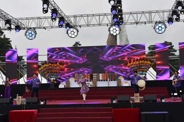 식전행사에서 공연하고 있는 이상밴드.