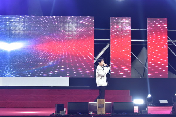 인기가수 김중연 공연 장면.