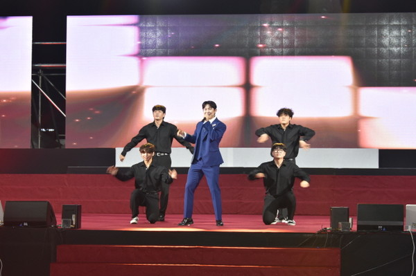 인기가수 진욱 공연 장면.