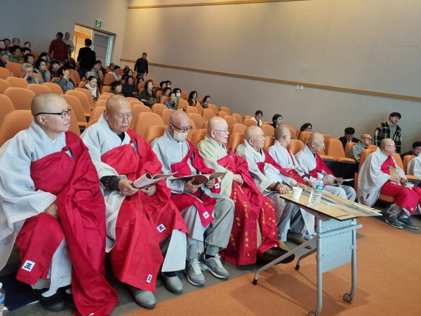 학술대회를 참관하고 있는 운경 종정 예하와 스님들.