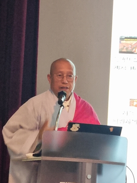 총무원장 상진 스님 축사를 대독하고 있는 행정부원장 능해 스님.