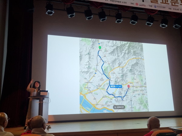 주제 발표를 하고 있는 탁효정 교수.