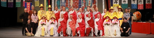 일본 오키나와에서 펼쳐진 영산재 출연자들이 전체 기념촬영을 하고 있다.