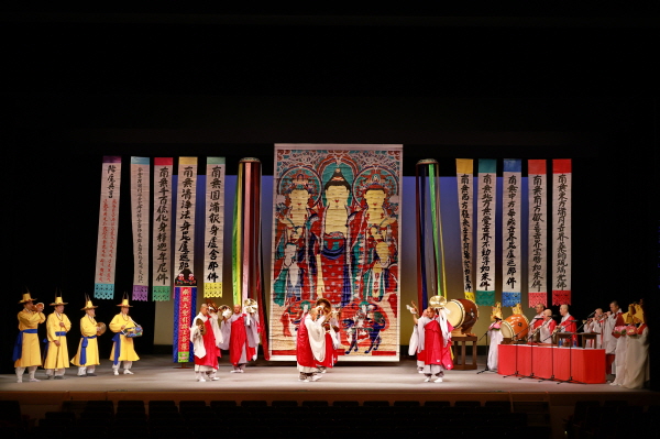 일본 오키나와 국립극장에서 펼쳐진 영산재 사다라니 장면.