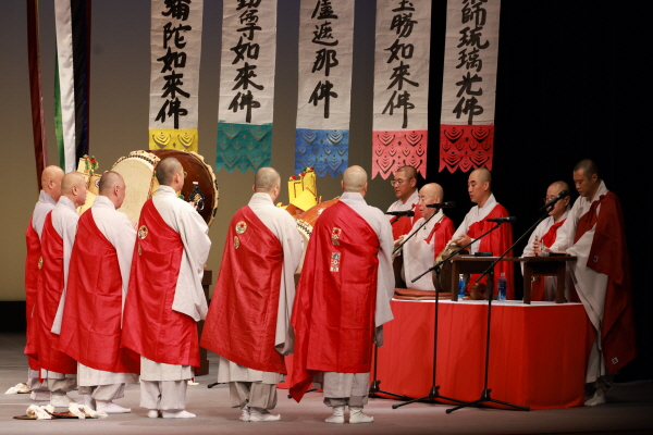 영산재 중 특사가지(짓소리)하는 장면.