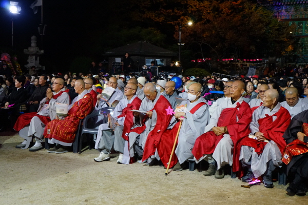 제1회 봉원사 천년범음 산사음악회를 관람하고 있는 총무원장 상진 스님과 지도부 스님들.