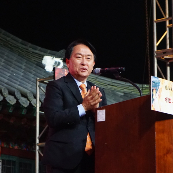 이성헌 서대문구청장이 축사를 하고 있다.