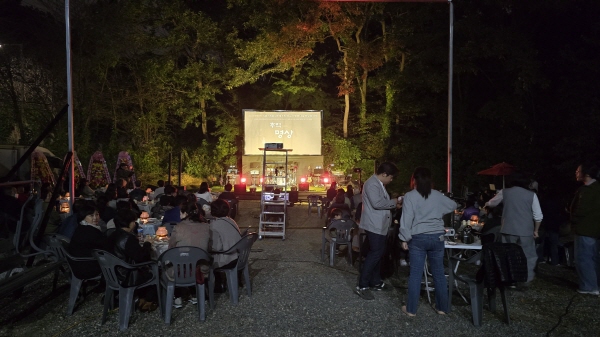 명상음악회가 열리고 있는 천수사 도량 특설무대.