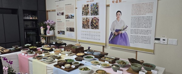 박성희 씨가 70가지 사찰음식 전시회를 열고 있다.