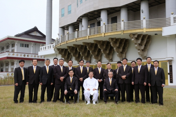 진각종 제32대 통리원 집행부가 통리원 앞에서 전체 기념사진을 찍고 있다.