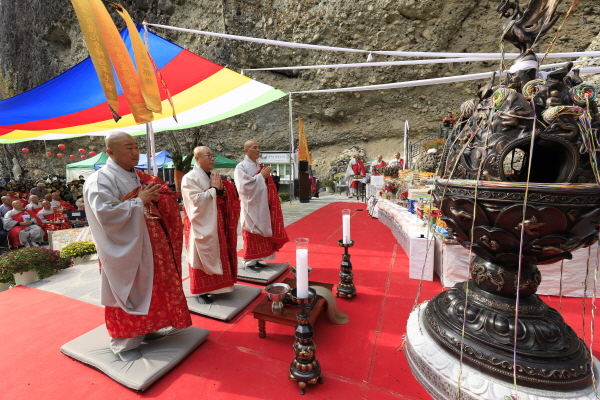 마이산탑사 주지 진성 스님, 호법원장 혜일 스님, 교육원장 재홍 스님이 점안의식을 봉행하고 있다.