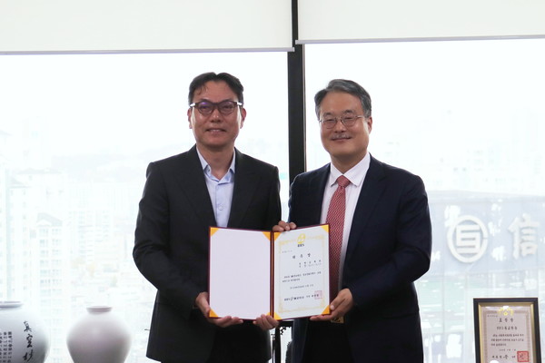 BBS 서진영 사장이 강재원 위원장에게 포럼 위원 위촉장을 전달하고 있다.