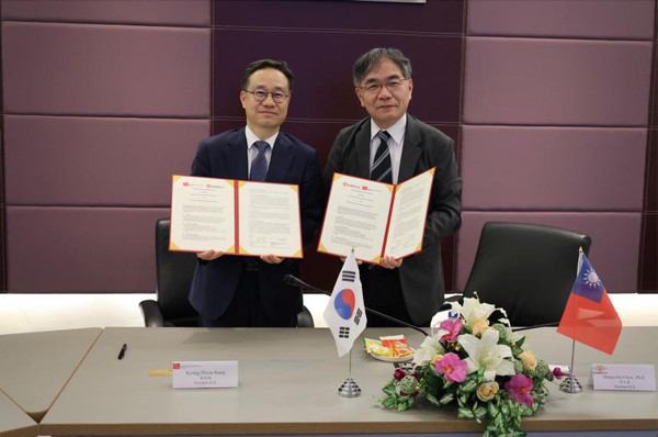 한국전통문화대학교와 대만 국립타이난예술대학교가 협약식을 체결하고 있다.