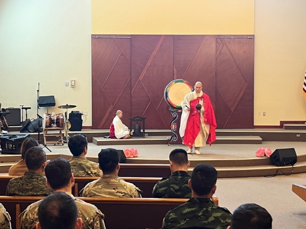 주한미군 평택 육군 8군 기지에서 영산작법이 펼쳐지고 있다.