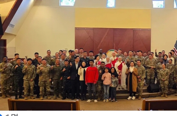 영산작법 공연을 마친 후 참석자들이 전체 기념촬영을 하고 있다.