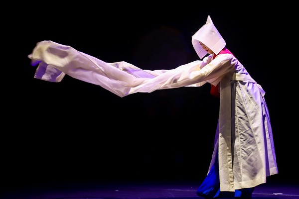 김연정의 승무 공연 모습.