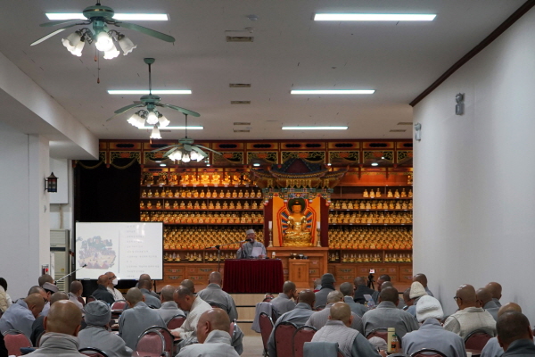 봉원사 법사 만춘 스님이 영산재보존회 연수교육에서 강의하고 있다.