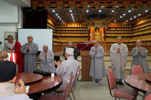 영산재 신규 이수자들이 다함께 인사하고 있다.