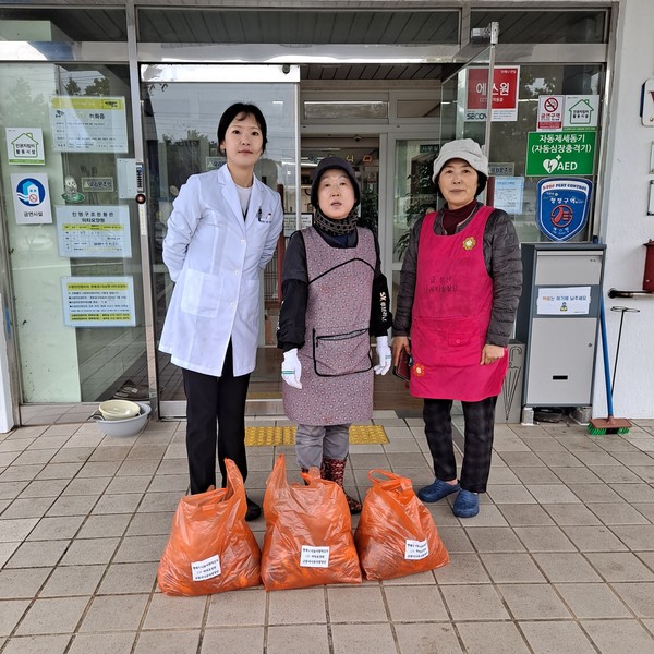 미타요양원에 김장김치를 전달하는 금붕사 나유타합창단원들.