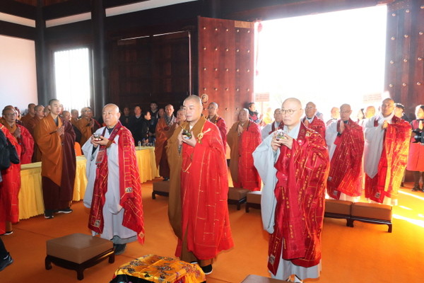한중불교계 양국 스님들이 천호암 개광법회를 봉행하고 있다.