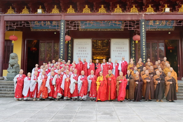 석옥청공 선사가 열반한 만수선사를 참배한 스님들이 전체 기념촬영을 하고 있다.