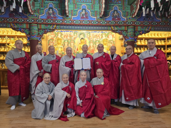 강원교구 제19대 종무원장에 당선된 법선 스님을 중심으로 기념촬영을 하고 있다.