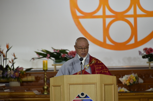 축사를 하고 있는 한국불교태고종 총무원장이자 한국불교종단협의회 부회장 상진 스님.