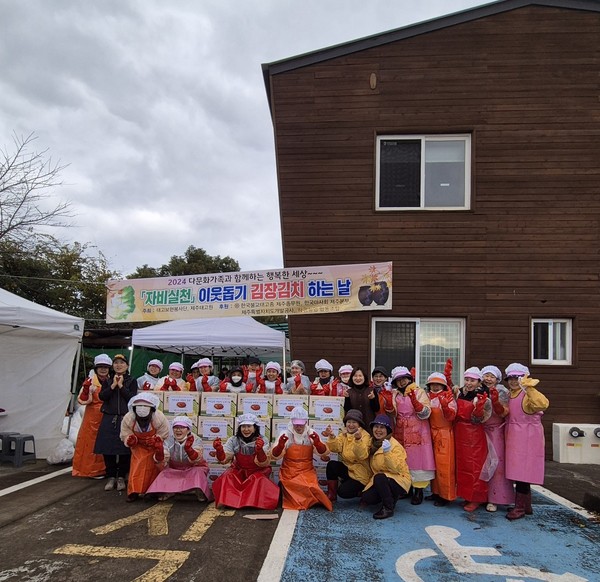 제주 태고보현봉사단원들이 김장김치 봉사를 마친 후 활짝 웃고 있다.