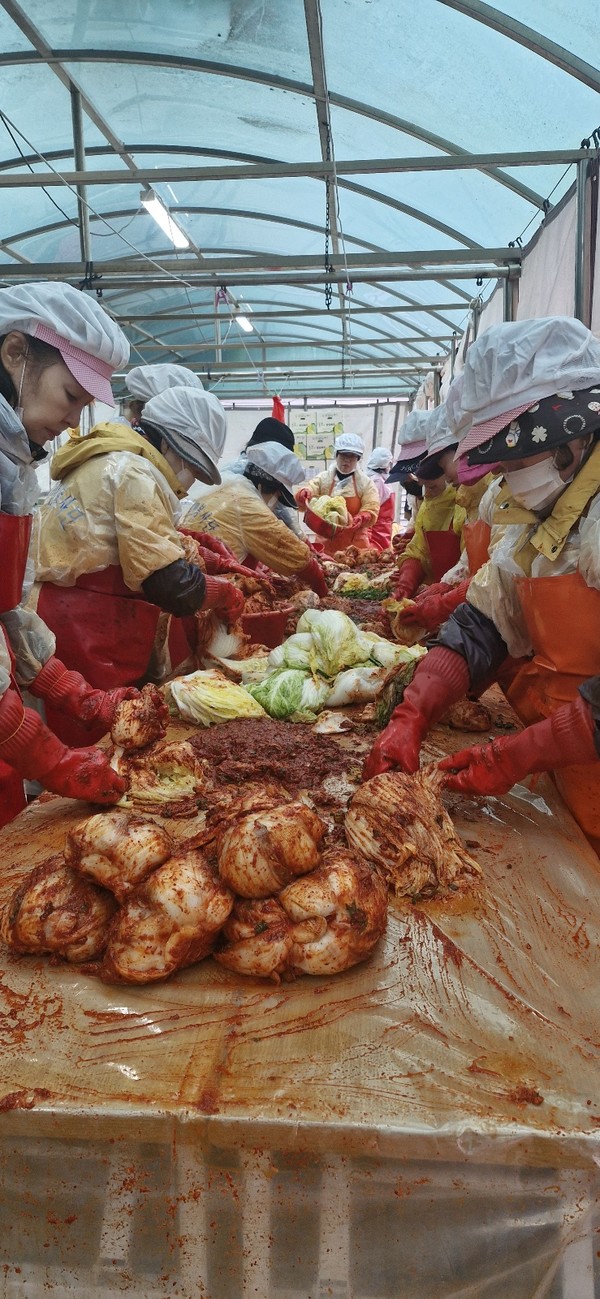 봉사단원들이 김장을 만들고 있다.