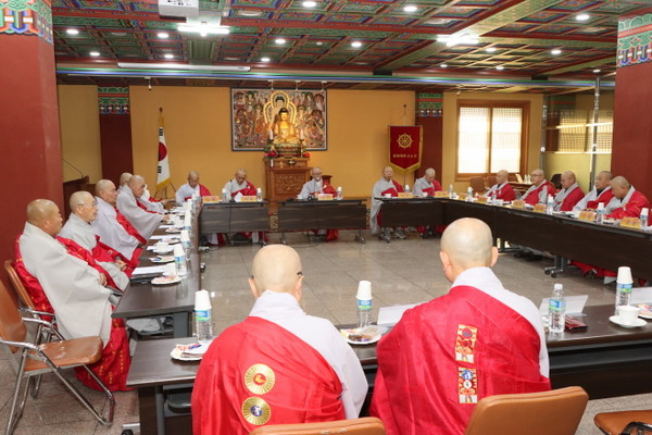 총무원장 상진 스님이 전국시도교구종무원장협의회 회의에서 인사말을 하고 있다.