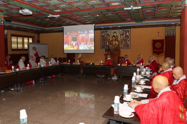 전국시도교구종무원장들이 회의에서 중국에서 실시된 한중불교문화교류 영상을 시청하고 있다.