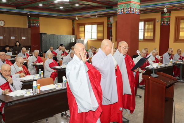보궐선거로 당선된 대혜 스님 등 3명이 의원 선서를 하고 있다.  사진=일서 스님 총무원 홍보과장.