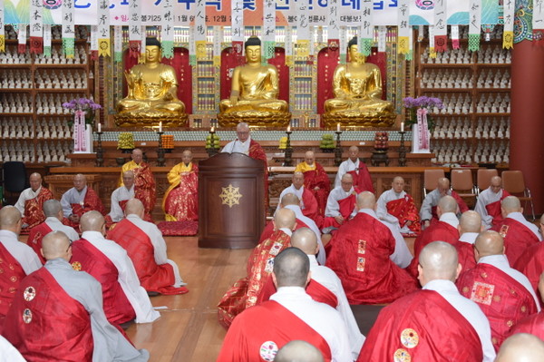 중앙종회의장 시각 스님이 신년사를 하고 있다.