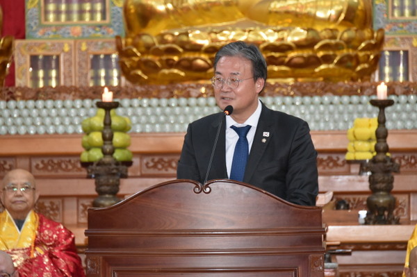 신년하례법회 및 시무식에서 축사를 하고 있는 이연희 더불어민주당 국회의원.