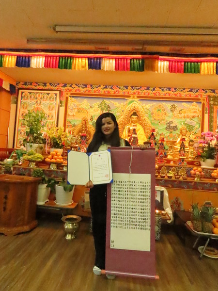 광화문광장휘호대회 외국인 부문에서 예술문화상을 수상한 수마타 씨가 상장과 작품을 들어 보이고 있다.