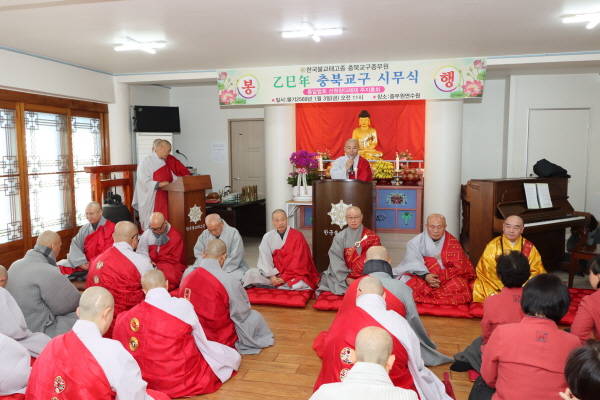 충북교구 종무원장 도성 스님이 총무원장 상진 스님이 참석한 가운데 1월 3일 교구 시무식에서 인사말을 하고 있다.