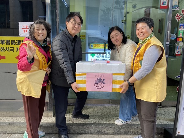 서울불광산사 신도들이 성도재일을 맞아 납팔죽을 배포하고 있다.