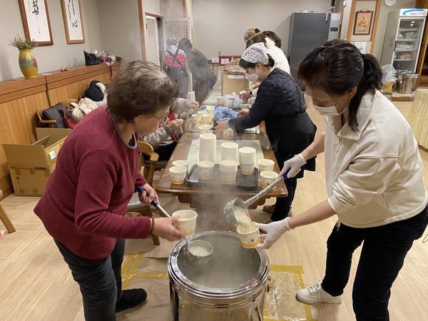 서울불광산사 신도들이 정성껏 납팔죽을 만들고 있다.